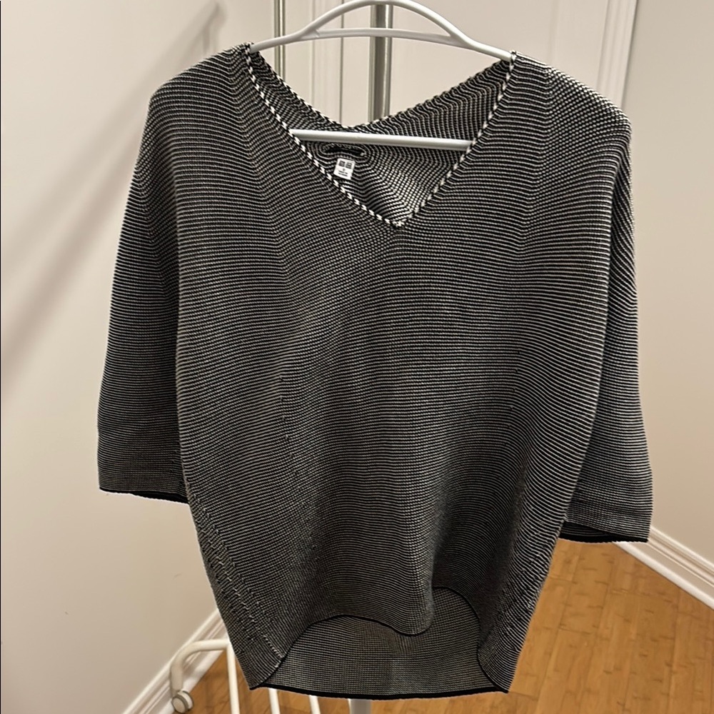Uniqlo Black and White Striped V-Neck Women's Sweater